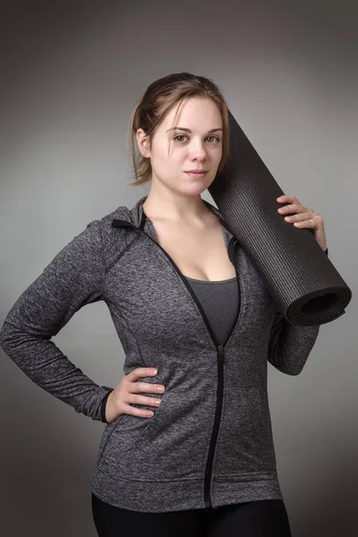 Fitness Joven Sosteniendo Una Esterilla Yoga — Foto de Stock