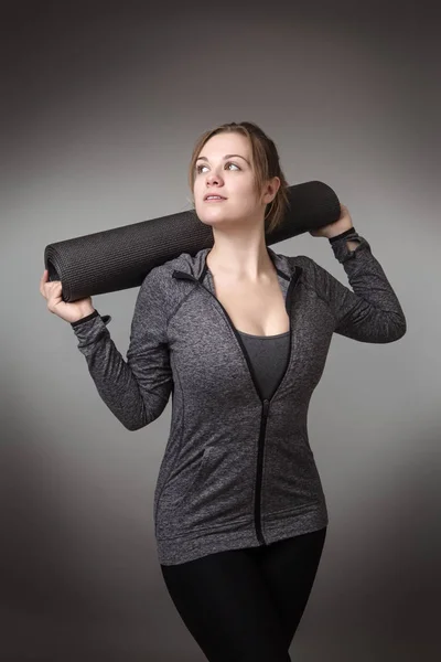 Bir Yoga Mat Tutan Genç Fitness — Stok fotoğraf