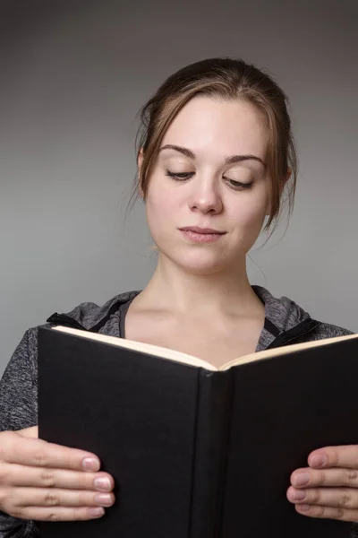 Joven Modelo Fitness Leyendo Libro —  Fotos de Stock