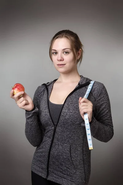 Μοντέλο Νεαρή Fitness Κρατώντας Μια Μετροταινία Και Μήλο — Φωτογραφία Αρχείου