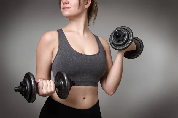 Primer Plano Una Mujer Middrifed Usando Mancuernas — Foto de Stock