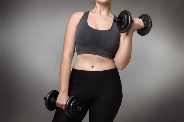 Primer Plano Una Mujer Middrifed Usando Mancuernas —  Fotos de Stock