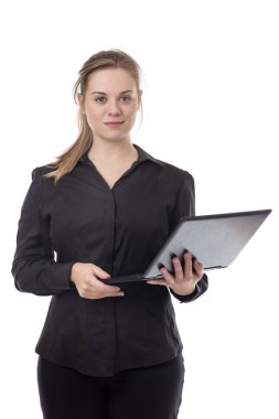 ayakta genç iş kadını bir bilgisayar kullanarak 