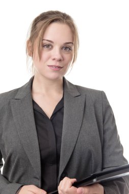 ayakta genç iş kadını bir bilgisayar kullanarak 