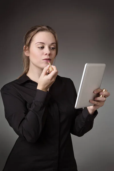 Giovane Donna Affari Che Mette Rossetto Usando Tablet Come Specchio — Foto Stock