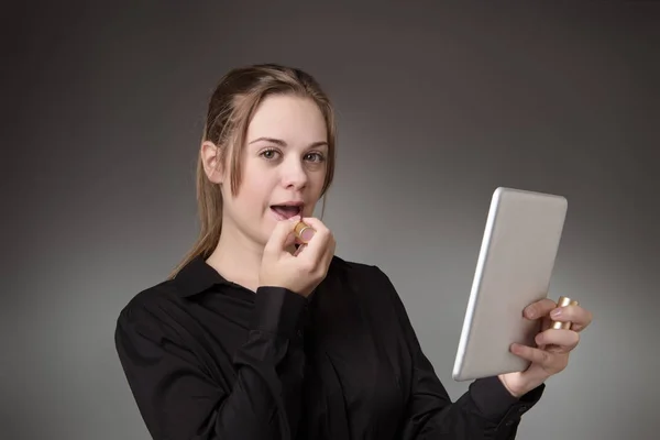 Νεαρή Γυναίκα Βάζει Κοκκινάδι Χρησιμοποιώντας Έναν Υπολογιστή Tablet Έναν Καθρέφτη — Φωτογραφία Αρχείου