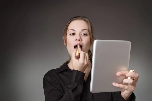 Giovane Donna Affari Che Mette Rossetto Usando Tablet Come Specchio — Foto Stock