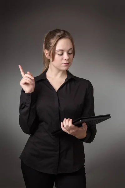 Giovane Donna Affari Che Utilizza Computer Girato Studio Uno Sfondo — Foto Stock