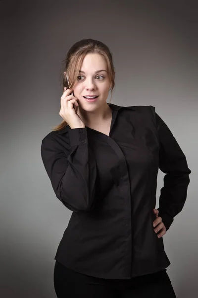 Молода Ділова Жінка Розмовляє Мобільному Телефоні — стокове фото