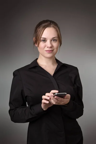 Młody Biznes Kobieta Wiadomości Tekstowe Telefon Komórkowy Strzał Studio Szarym — Zdjęcie stockowe
