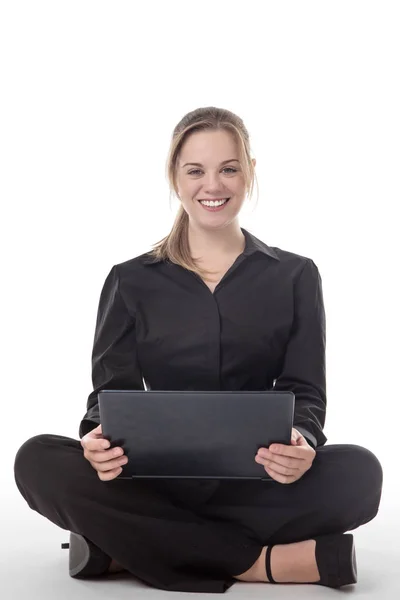 Mujer Negocios Feliz Sentado Suelo Usando Una Computadora Portátil — Foto de Stock