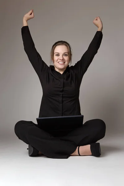 Szczęśliwa Kobieta Siedzi Podłodze Przy Użyciu Komputera Przenośnego Rękami Powietrzu — Zdjęcie stockowe