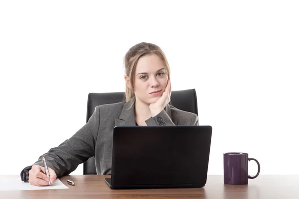 Kadını Oturan Bir Dizüstü Bilgisayar Önünde Bir Masa — Stok fotoğraf