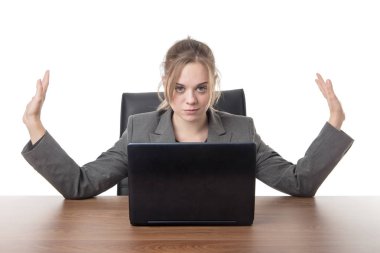 iş kadını oturan bir dizüstü bilgisayar önünde bir masa 