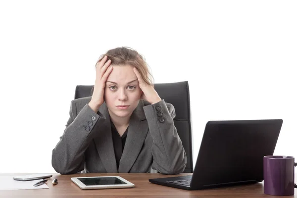 Mulher Negócios Sentado Uma Mesa Com Computador Portátil Frente Dela — Fotografia de Stock