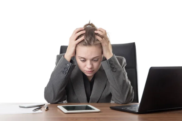 Mulher Negócios Sentado Uma Mesa Com Computador Portátil Frente Dela — Fotografia de Stock