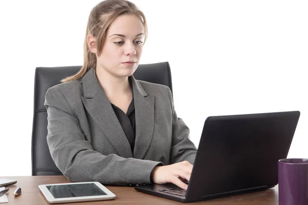 Kadını Oturan Bir Dizüstü Bilgisayar Önünde Bir Masa — Stok fotoğraf