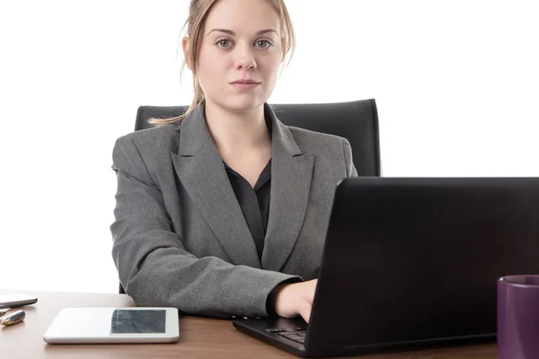 Donna Affari Seduta Una Scrivania Con Computer Portatile Fronte Lei — Foto Stock