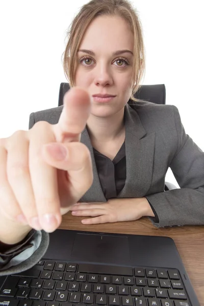 Mulher Negócios Sentado Uma Mesa Com Computador Portátil Frente Seu — Fotografia de Stock