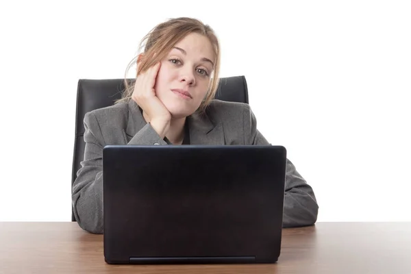 Mujer Negocios Sentada Escritorio Con Una Computadora Portátil Frente Ella — Foto de Stock