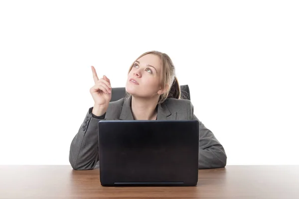 Mulher Negócios Sentado Uma Mesa Com Computador Portátil Frente Dela — Fotografia de Stock