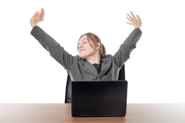 Mujer Negocios Sentada Escritorio Con Una Computadora Portátil Frente Ella — Foto de Stock