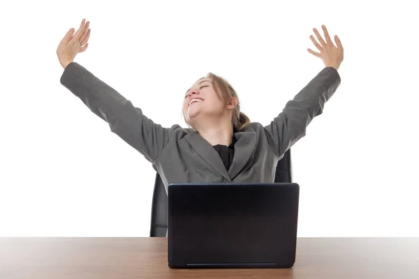 Mujer Negocios Sentada Escritorio Con Una Computadora Portátil Frente Ella — Foto de Stock