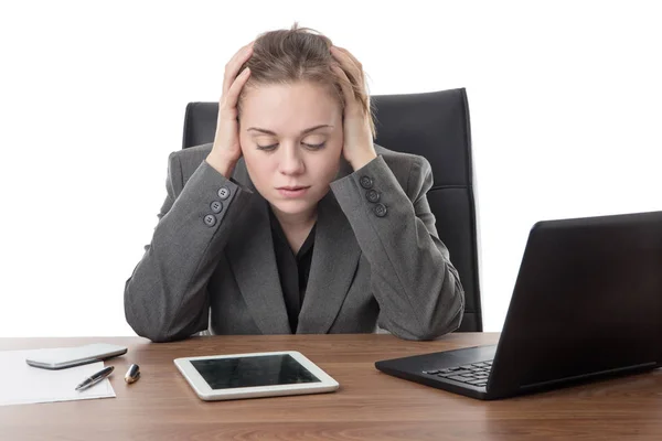 Zakenvrouw Zit Een Een Bureau Met Een Laptopcomputer Voor Haar Stockfoto