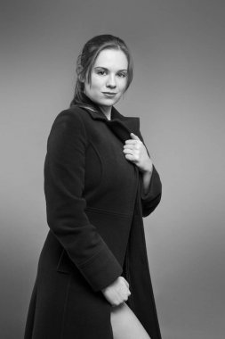 stüdyoda bir ceket ve sadece iç çamaşırı giymiş seksi kadını vurdu