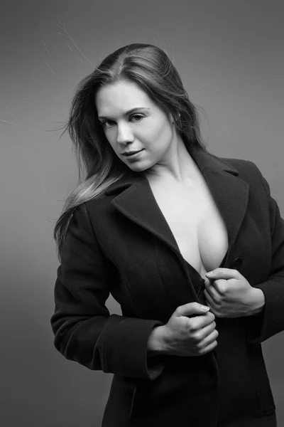 Сексуальна Жінка Пальто Тільки Нижня Білизна Знята Студії — стокове фото