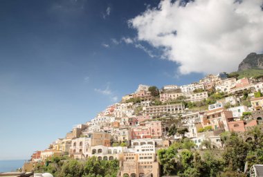 Eski güzel İtalyan sahil kasabası pozitano 'da mimari. Bütün bina uçurumun kenarına inşa edilmiş.