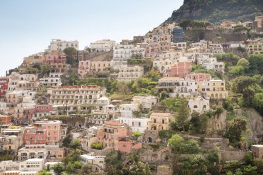 Eski güzel İtalyan sahil kasabası pozitano 'da mimari. Bütün bina uçurumun kenarına inşa edilmiş.