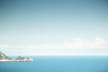 Karada inşa edilen bina denize açılıyor.