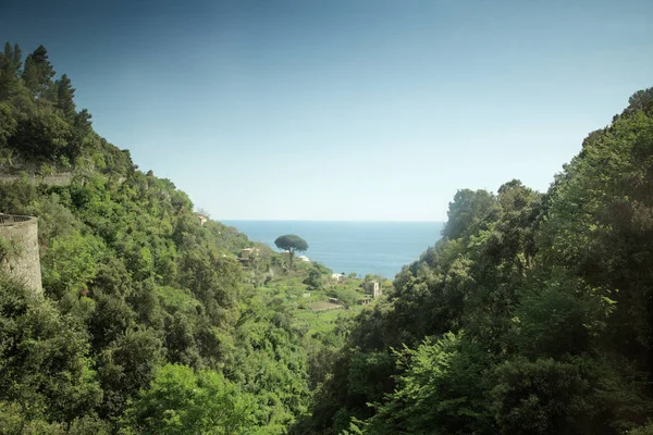 Horské údolí podél amalfi pobřeží — Stock fotografie