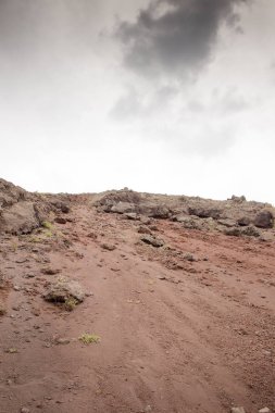 Vezüv Dağı yanardağının kenarında.