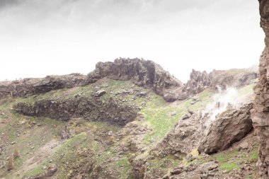 Vezüv Dağı yanardağının kenarında.