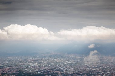 Dünyayı haykırırken görmek