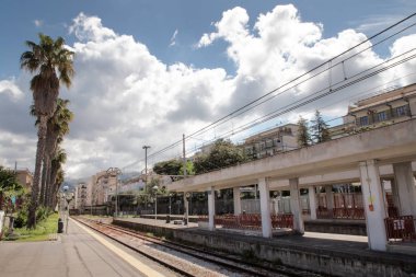 Tren bekliyor.