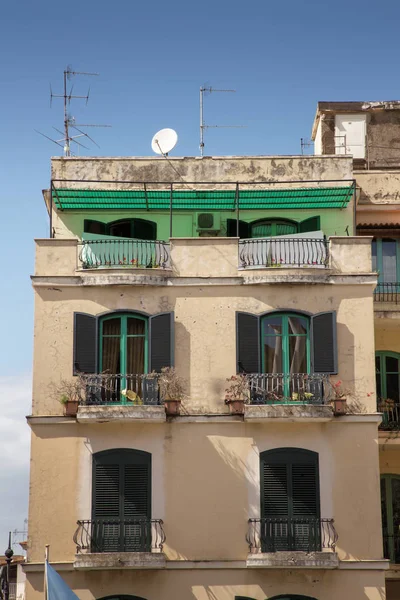 La construcción y las calles en ruinas — Foto de Stock