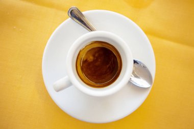 Tek bir bardak kahve.