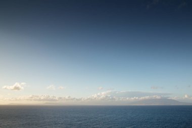 Denizin ötesine bakıyorum. 