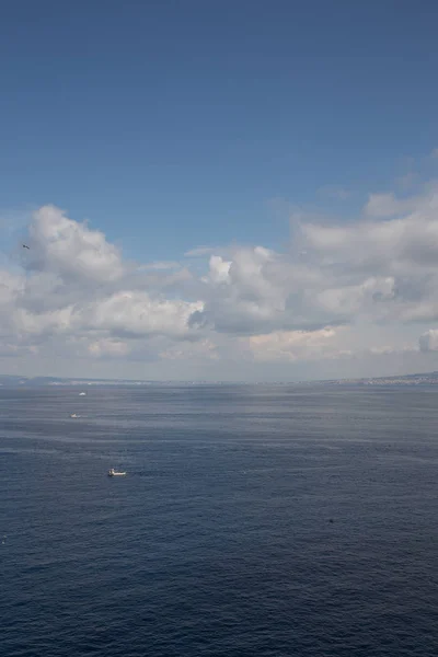 Guardando attraverso il mare in Italia — Foto Stock