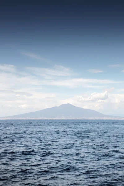 Guardando attraverso il mare — Foto Stock