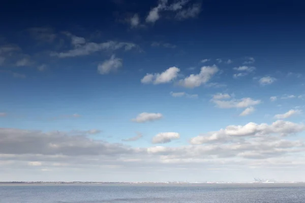 Lugnt hav och himmel — Stockfoto