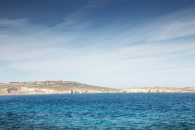 Malta 'daki Qawra Point Sahili yakınlarında deniz manzaralı St. Pauls Adası' ndaki denizi seyrediyor.