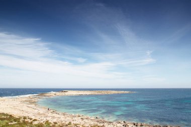 Malta 'daki Qawra Point Sahili yakınlarında Stoney Beach Seascape görüntüsü