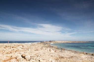 Malta 'daki Qawra Point Sahili yakınlarında Stoney Beach Seascape görüntüsü