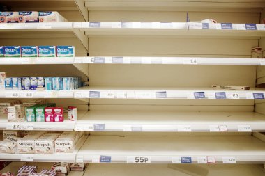 Parasetamol ibuprofen ve aspirin satan büyük bir süpermarket.