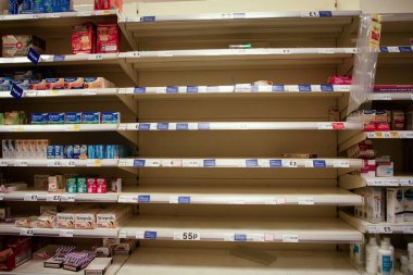 Parasetamol ibuprofen ve aspirin satan büyük bir süpermarket.