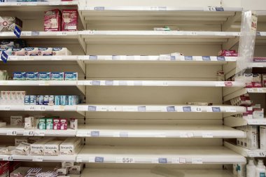 Parasetamol ibuprofen ve aspirin satan büyük bir süpermarket.